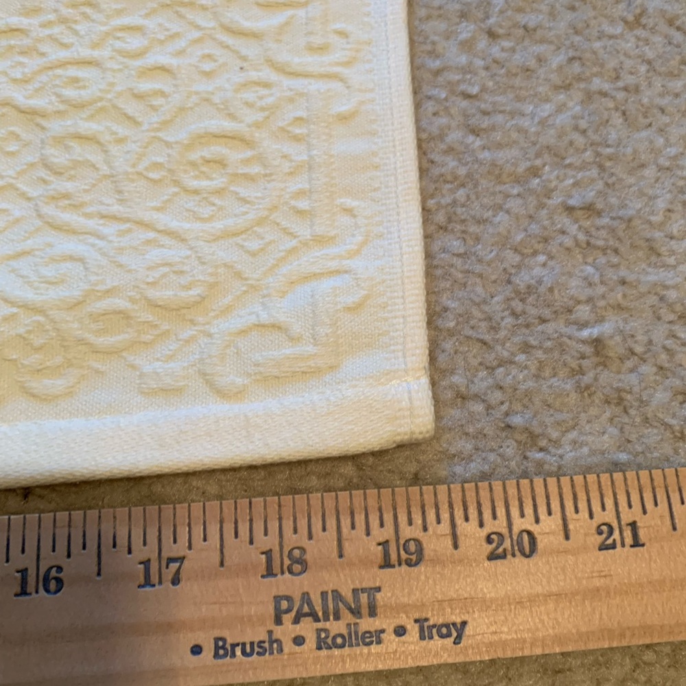 New Laura Ashley towels yellow with embroidery - Picture 3 of 4